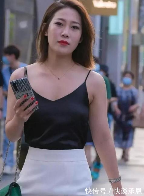 优雅|时尚黑白风穿搭，性感吊带搭包臀鱼尾裙，优雅又气质