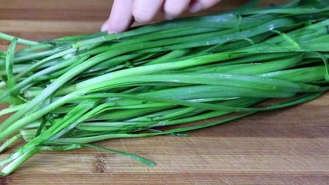 韭菜盒子新吃法，这做法头一次见，简单快速，上桌瞬间扫光