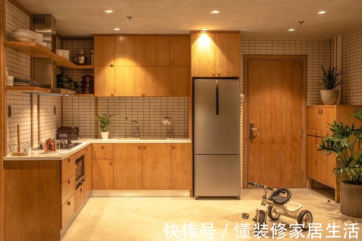 沙发|不吊顶、不铺砖、不买沙发,以餐桌为中心,这套房装修太有想法了