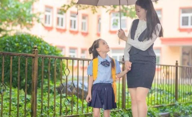 儿子|90后宝妈穿“短裙”接孩子,6岁儿子失控大哭:你能不能换条裙子