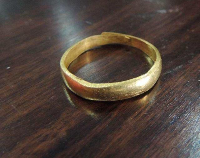 黄金 黄金戒指,戴左手好还是右手好多亏行家点醒,才知我一直做错