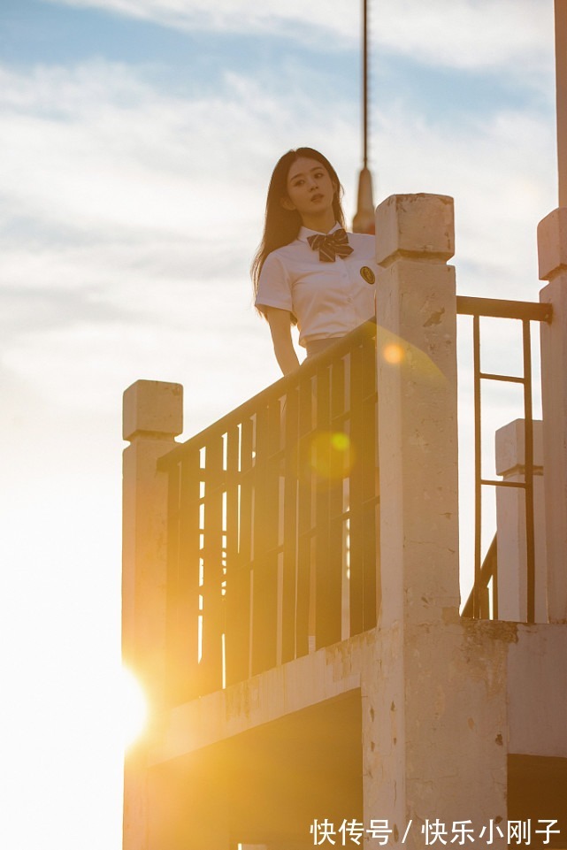 白衬衫 时尚穿搭，身穿白衬衫搭配百褶裙，少女感满满