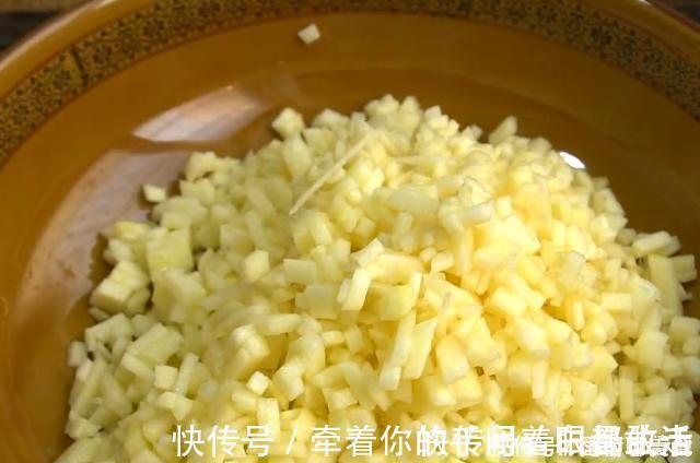 苹果别直接吃了，加上鸡蛋做成早餐饼，营养好消化，女儿最爱吃