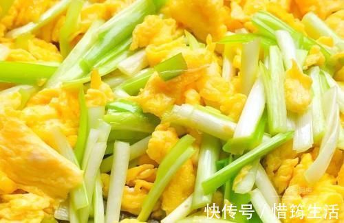 不用揉面,这菜做的饼真香,忍不住吃光了一大盘!