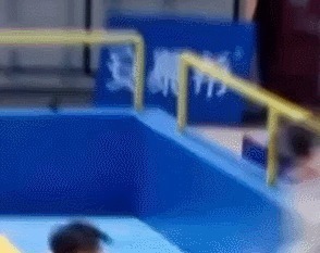 蔡徐坤|蔡徐坤玩游戲不小心到女嘉賓懷中，看到女孩的表情，是我沒錯