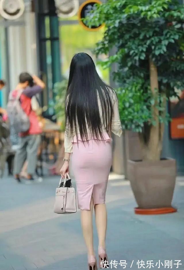 吊带裙 吊带裙包容身材缺陷,带来强烈的潮流感,带来美丽气质