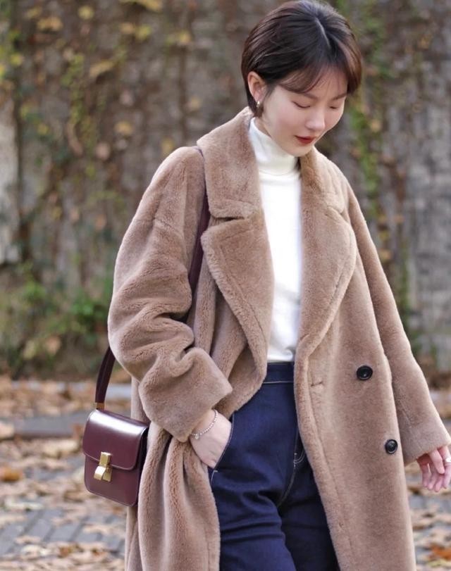 搭配|还在穿羽绒服?试试时髦的“泰迪”大衣,好看还具有年代感