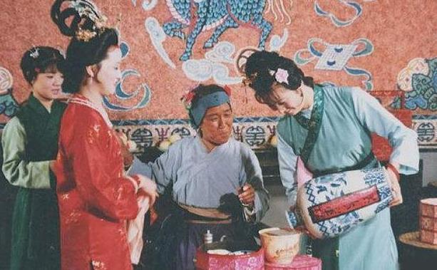 平儿!红楼:平儿和金鸳鸯对刘姥姥不同的态度,预示了她们的结局