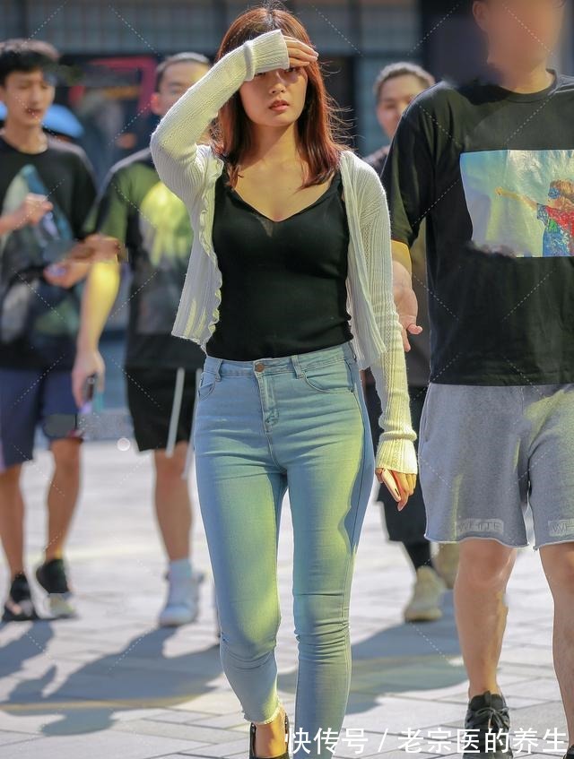 小姐姐 白色针织开衫,搭配浅蓝色紧身裤,静谧清新温柔日常!