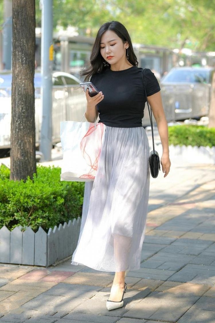 长发|街拍:活泼可爱的时尚小姐姐,柔顺的长发,温柔中不失大气