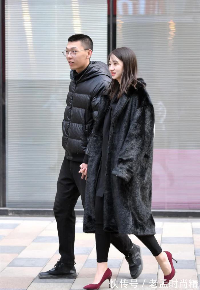 风衣|街拍:美女选择西装搭配九分铅笔裤,风衣披在身上,女强人的风格