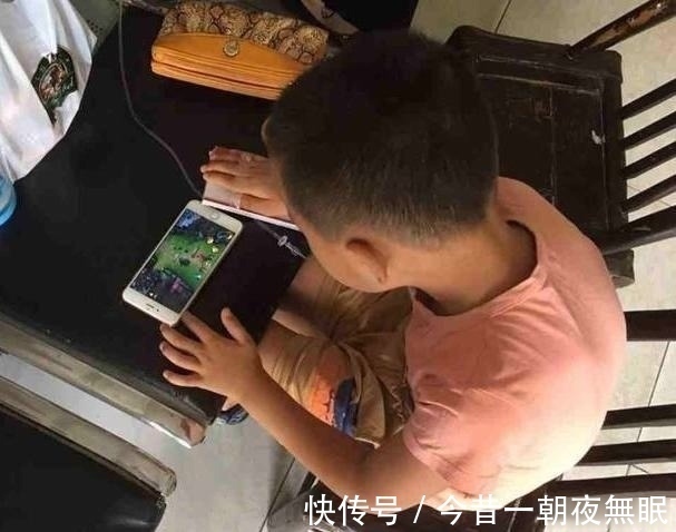 学习成绩|经常玩手机的孩子,和不常玩手机的孩子,5年后这3点差距很明显