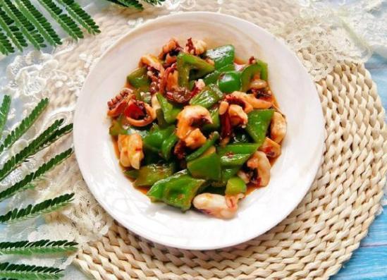 清炒鱿鱼圆椒,炒前泡一泡,味道更加好哟