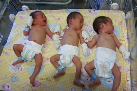 邻居|爸爸姓“有”,爷爷给三胞胎取名字,邻居听后直呼:这名字真霸气