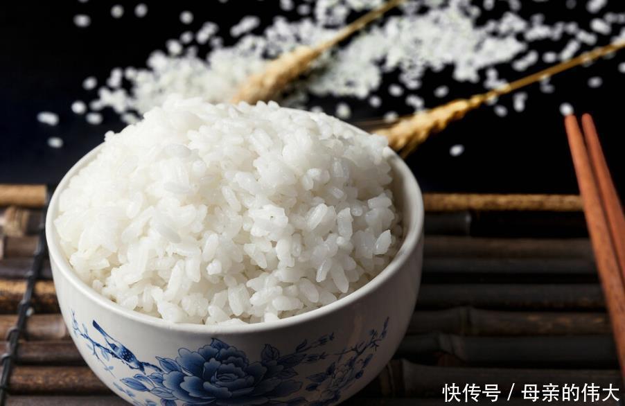 煮米饭时，别只加清水下锅，水里多加2味，米饭香甜全家爱吃
