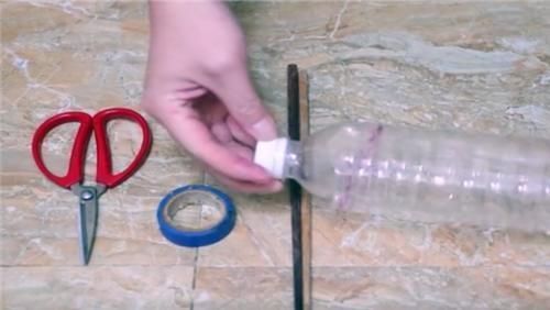 一双筷子|卫生间里放一双筷子,省钱又好用,这妙招以前怎么没想到,太棒了