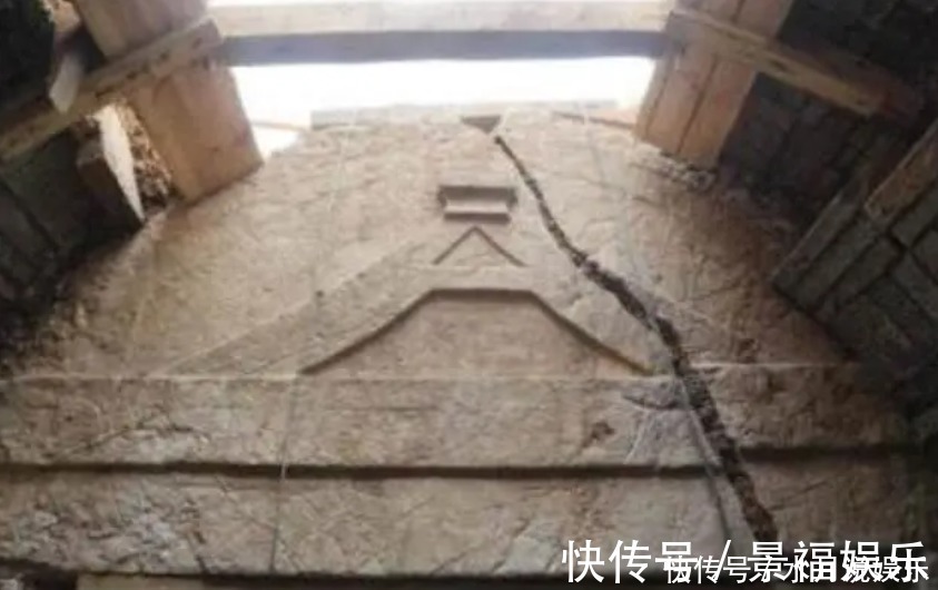 古墓#为了盗取陵内宝藏,盗墓贼竟在墓上建屋居住,20年间盗取珍宝无数