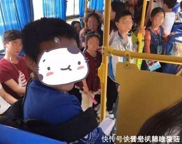 聪聪|老人嫌7岁儿子让座慢,将书包扔在地上,宝爸的处理方式硬气!