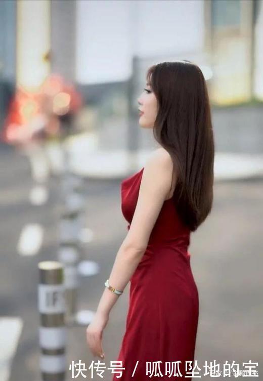 酒红色真丝长裙,高贵优雅,尽显好身材