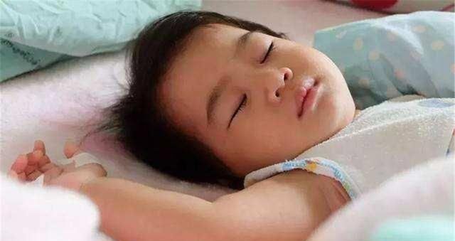 睡眠质量|一家4口“睡姿”走红,完美诠释:爸妈是真爱,两个娃是意外