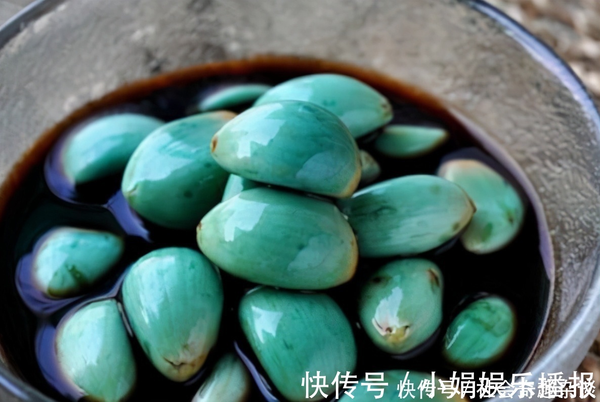 腌腊八蒜，别直接加醋泡！牢记4点，1天变绿，酸香脆爽，超简单