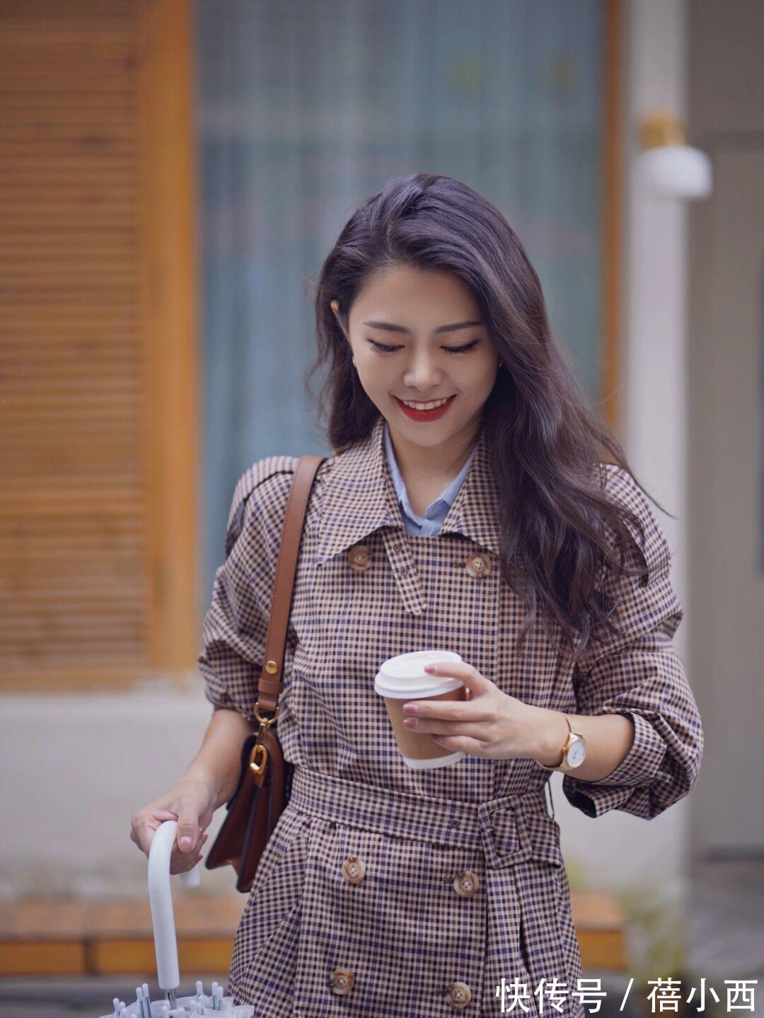 搭配|40岁女人穿风衣要“大气”,get这4个搭配重点,气质不俗反而高级