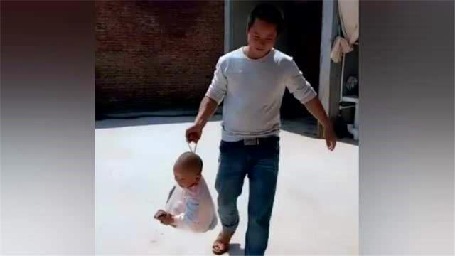 宝宝|小舅带娃方式走红,为玩游戏把外甥挂门上,网友:外甥正月剃头去