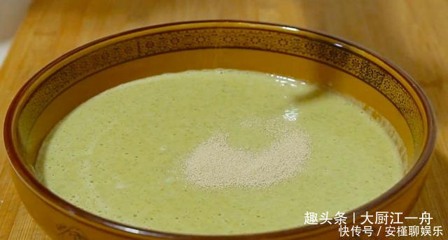  筷子|想吃绿豆糕不用买，摆摊阿姨教你在家做，筷子一搅，一次就能成功