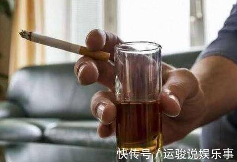 饮水|吸烟喝酒的人，常喝茶好还是喝白开水好？为健康，还是清楚的好