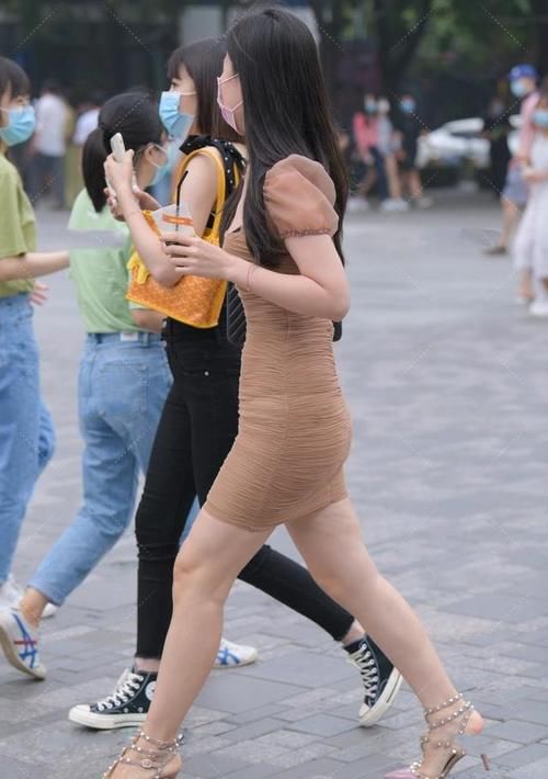 紧身褶皱连衣裙，紧身显身线，皱纹设计看起来显瘦