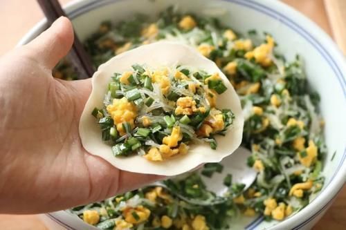 早餐韭菜不做韭菜盒子，试试这样做，金黄酥脆，满满的馅料，太过瘾了