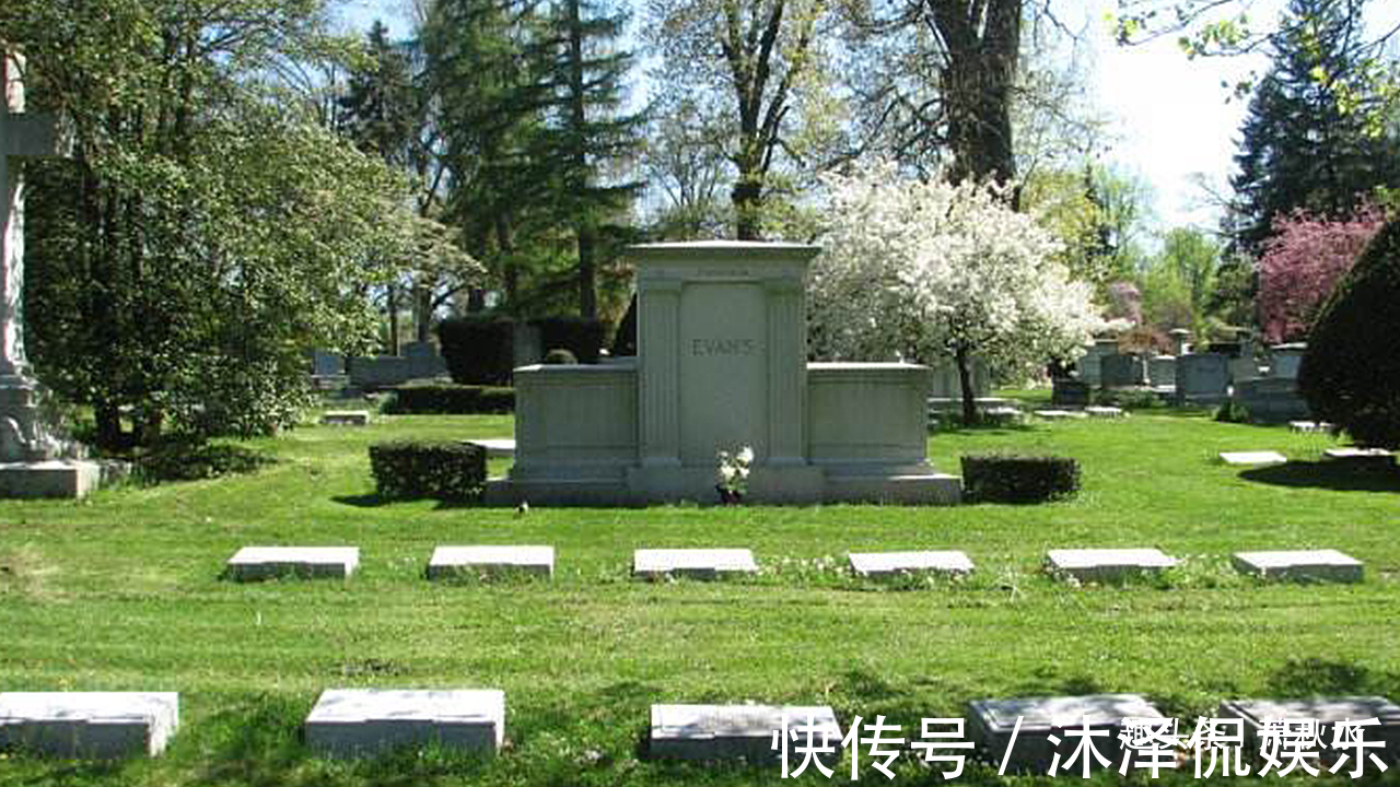 玩耍|孙子在公园玩耍,却带回一个玉月饼,奶奶看到忙带他回去烧香跪拜