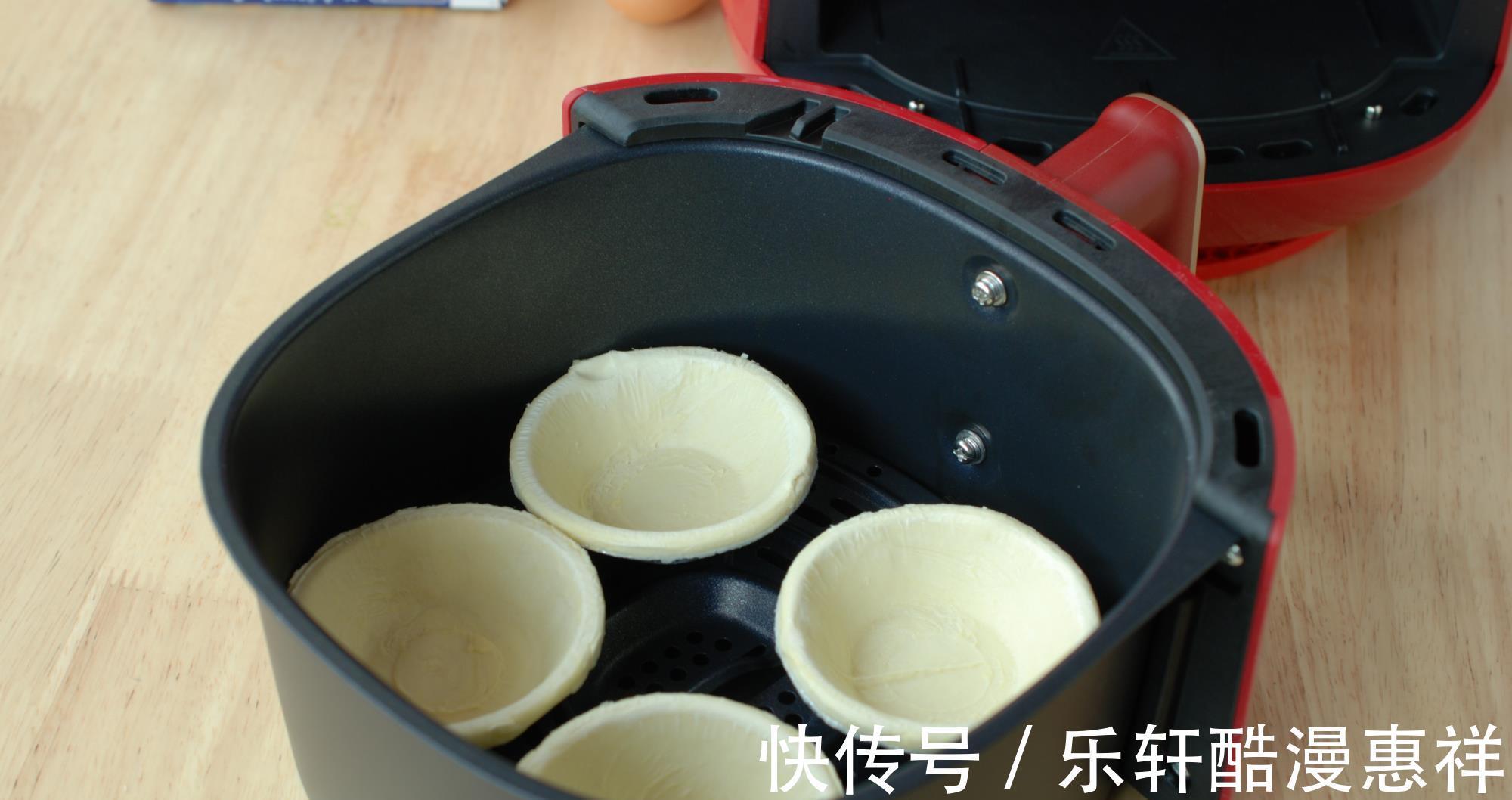 量杯|2个鸡蛋1瓶牛奶,不用奶油,做个蛋挞太简单,一捏就碎,香酥