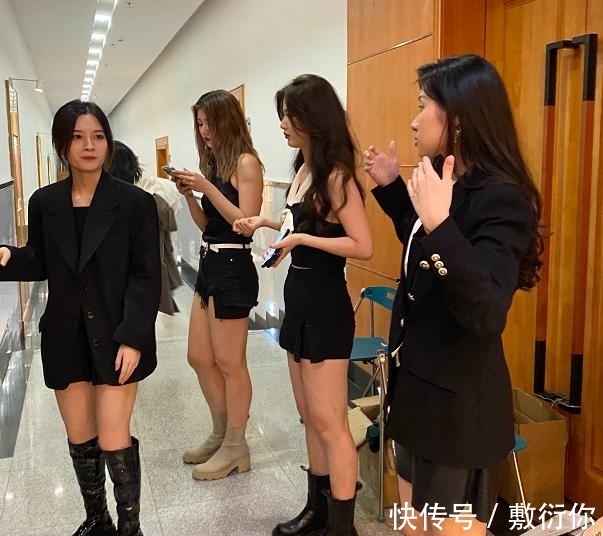 《心动4》小孔参加舞会,马子佳上台送花,场面尴尬被同学无视