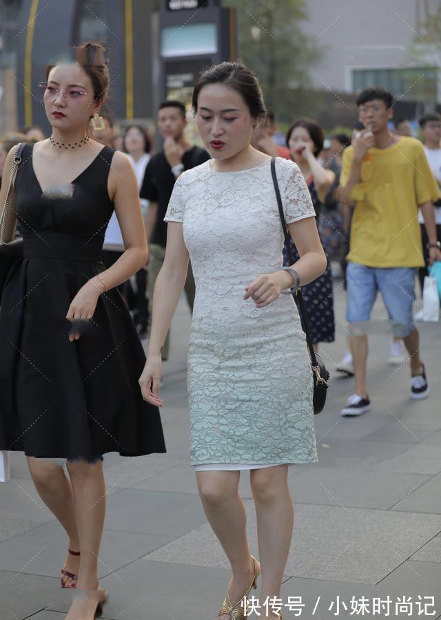女人味儿|渐变蕾丝连衣裙搭配金色高跟鞋，清爽修身，尽显迷人气质