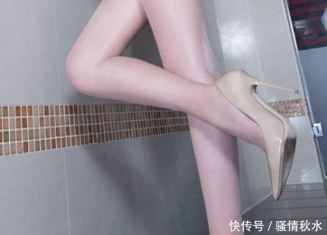 格外|高跟鞋设计典雅大方,在阳光下显得格外迷人有型