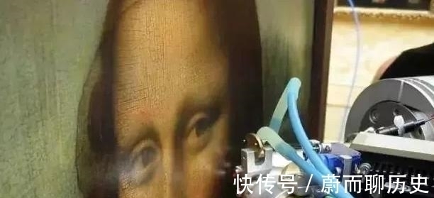 左眼!《蒙娜丽莎》放大50倍后,右眼会看见这2个字,左眼字迹引争议
