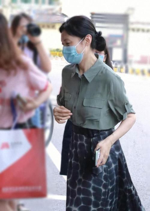 身材高挑|被周涛的气质惊艳了,绿色衬衫搭配低马尾,52岁依然是少女范