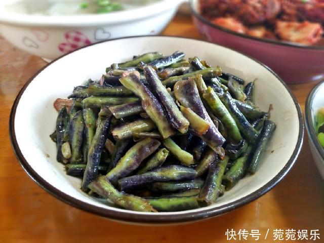 妈妈在我家吃午餐,简单家常,她说家人在一起吃饭就好