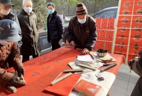 老师#高中生写字“太笔直”,作业本像是在画“栅栏”,老师:看着就晕