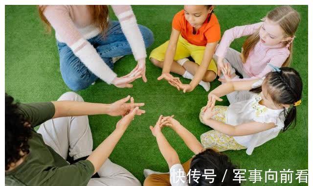 贴画|退休教师婆婆帮带娃,每天让孩子玩,上学后孩子表现出超强专注力