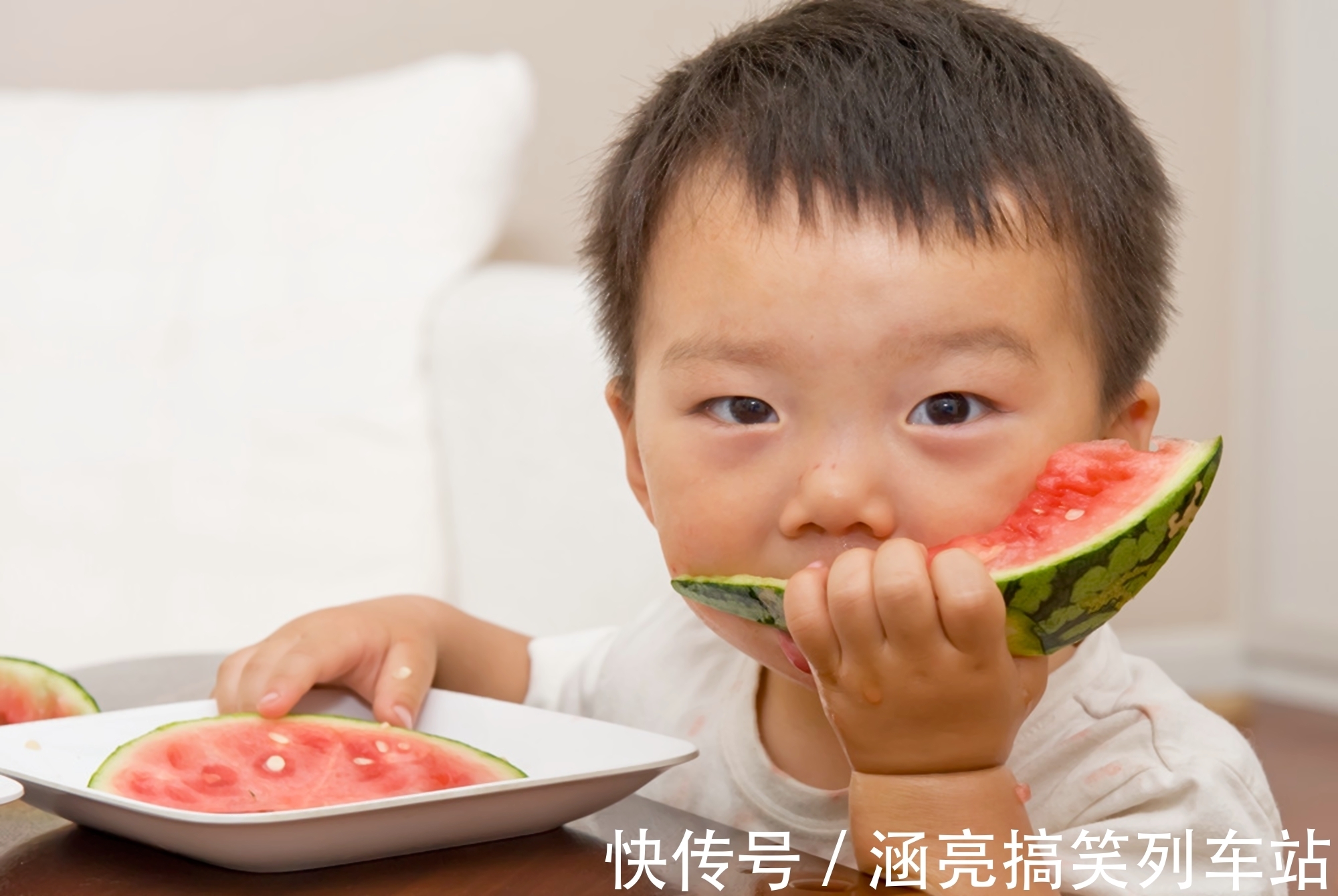 补充水分|宝宝身体缺水后的这4种表现,暗示宝妈该抓紧补水,错过害娃不浅