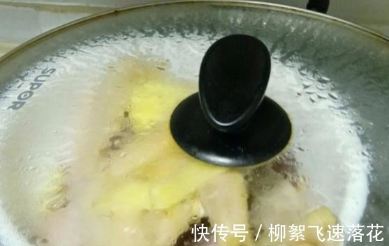 鸡肉别再炖汤了，教你1道“葱油鸡”，鸡肉嫩滑多汁，鲜香下饭！