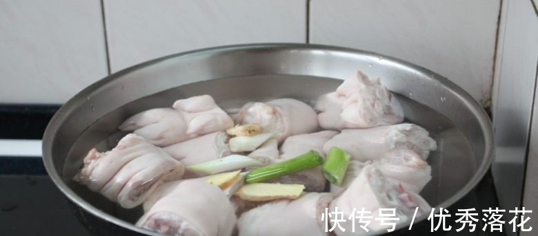 猪手|黄豆炖猪手，满满的胶原蛋白，鲜嫩软烂，吃着太过瘾了！