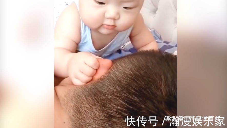 猪耳朵|趁爸爸睡着,儿子不但下手,还下了嘴,网友心疼爸爸