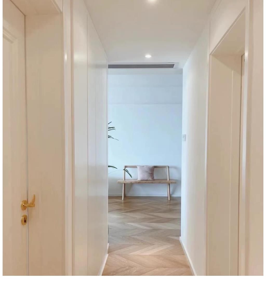 次卧|98㎡原木风新居,大白墙搭配原木家具,朋友来家做客都说像大平层