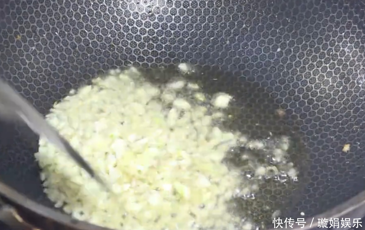 半颗白菜1把面条,简单一做,香辣美味,面条吸收汤汁,超好吃