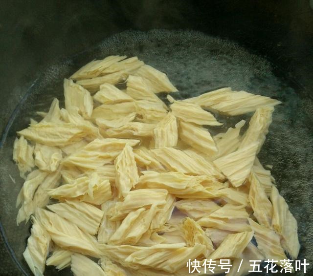 做法|夏天少不了一道凉拌腐竹,清爽可口,做法简单,新手也能一遍学会!