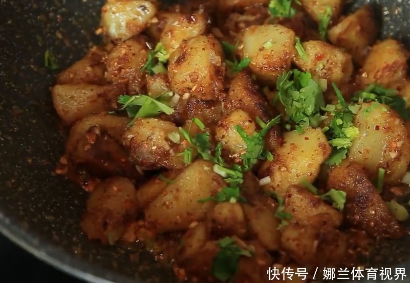 美味|2个大土豆简单一做,香辣美味,外酥里嫩,一口一块停不下来