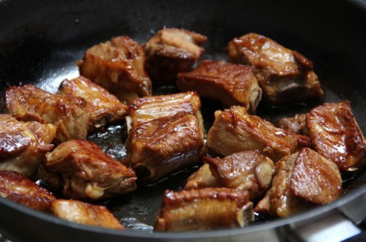 做糖醋排骨，掌握好三个步骤，排骨又好看又好吃，颜色红亮味道香